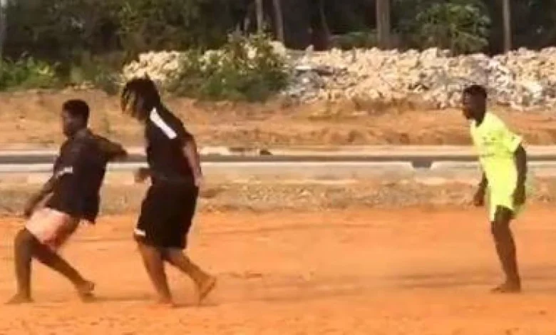 Koundé, como Lamine en Dubai, jugando un 'partidillo' con chicos de Benín