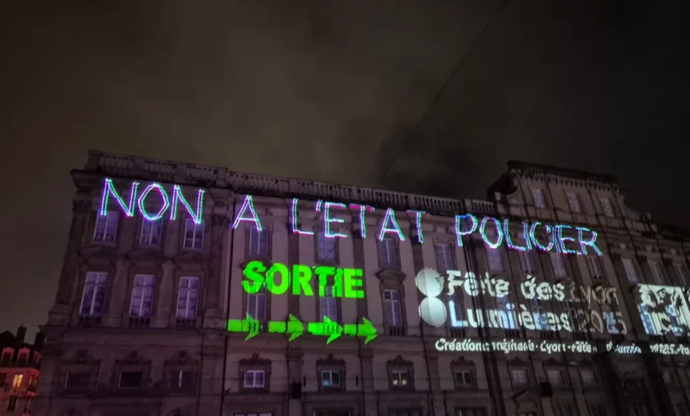 "La police blesse et tue" : des messages projetés à Lyon pendant la Fête des Lumières, Grégory Doucet et la préfète condamnent