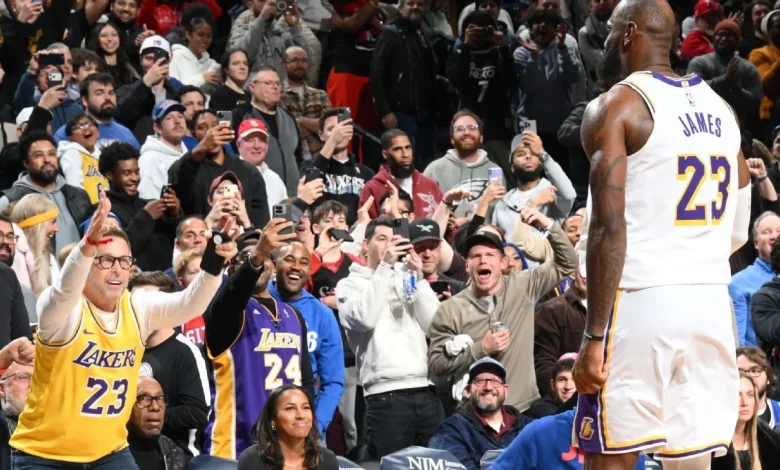 LeBron James' 10 straight points in fourth pace Lakers' win