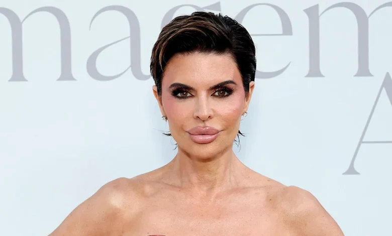 Lisa Rinna Is Unrecognizable With Platinum Blond Hair and Bleached Eyebrow Look