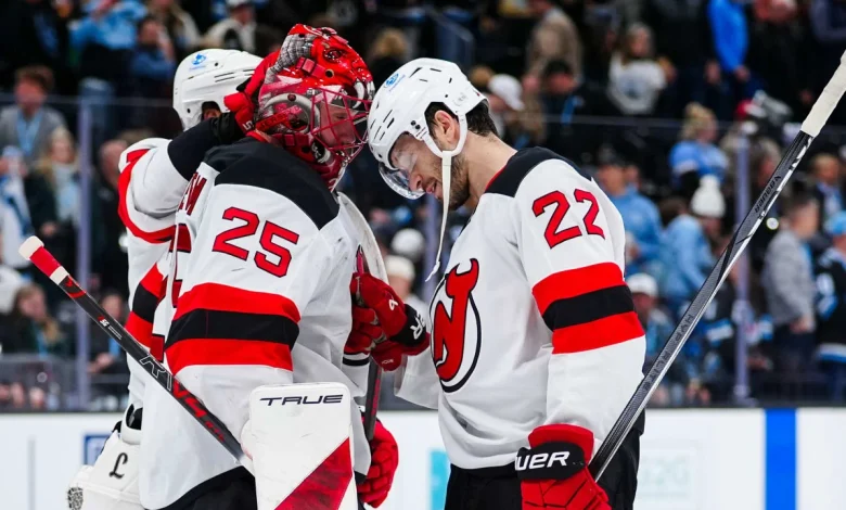 Markstrom makes 32 saves, helps Devils edge Mammoth