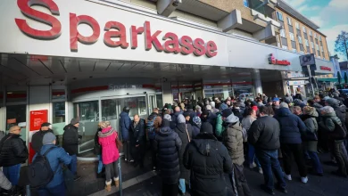 Massenansturm auf Sparkasse: Kunden bangen um Geld, Gold und Schmuck