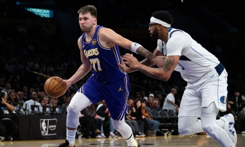 Mavericks' Anthony Davis cheered in first game back in Los Angeles since trade