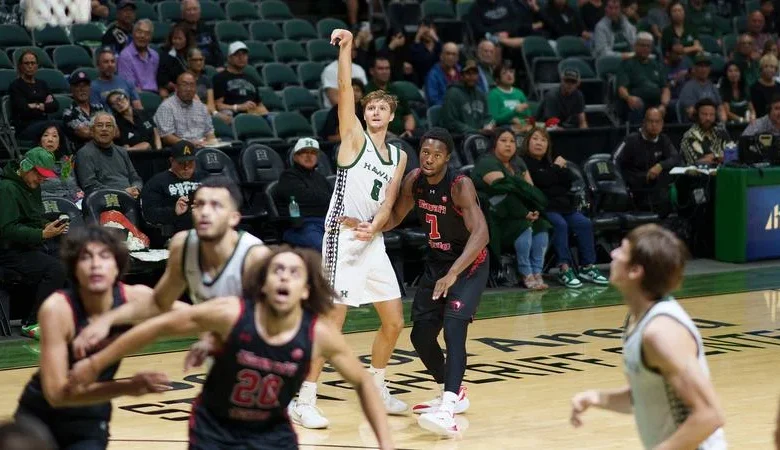 Men’s Basketball Breezes Past Hawai‘i Hilo