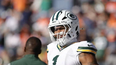 Micah Parsons heads to locker room after non-contact knee injury