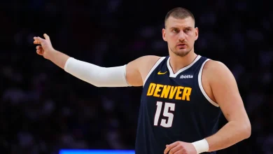 Nikola Jokić exits Monday game with left knee injury