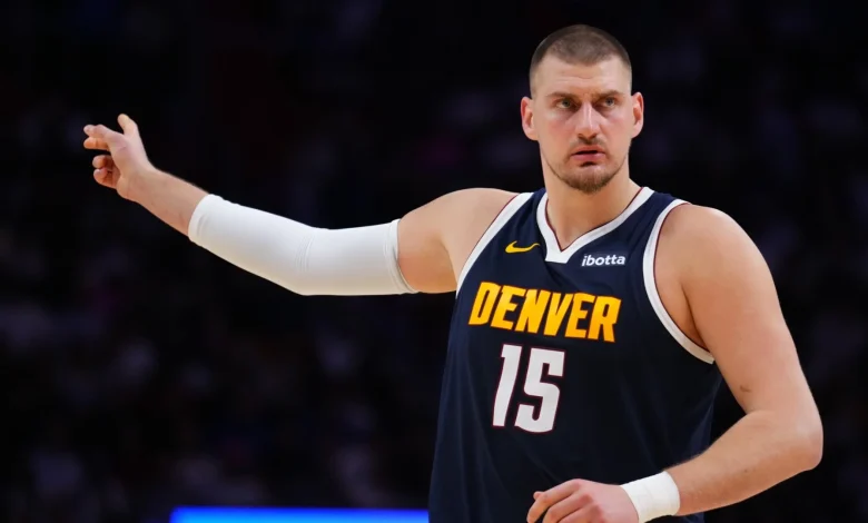 Nikola Jokić exits Monday game with left knee injury