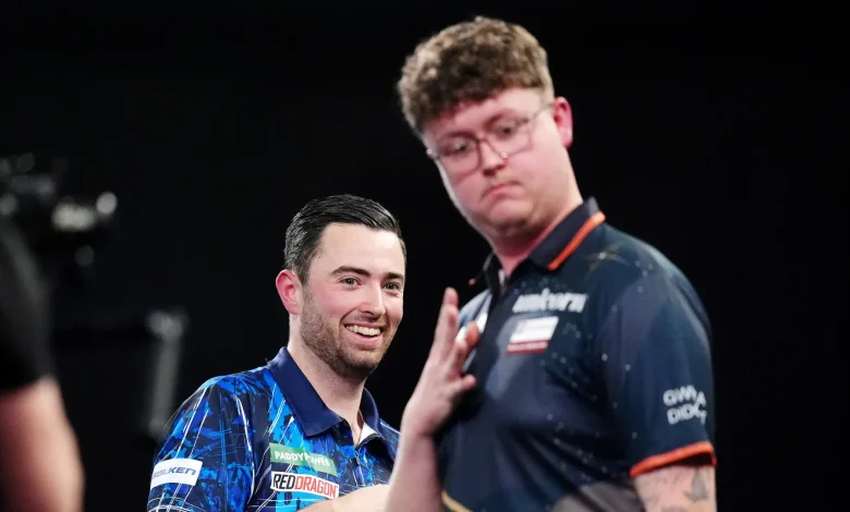 'No way to treat a legend' - Fans fear Ally Pally wasp is dead as World Darts star brutally sends it packing