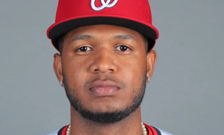 Padres Sign Daison Acosta To Major League Contract