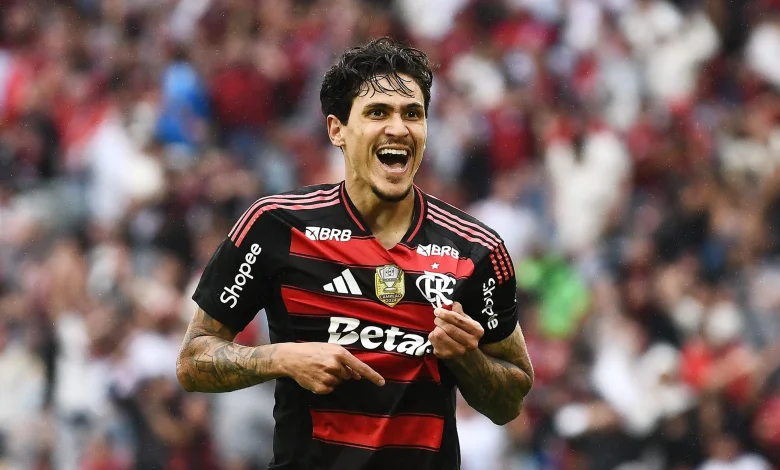 Pedro volta ao banco do Flamengo, mas ainda não pode jogar; entenda