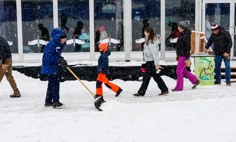 Persistent weekend snowstorm disrupts travel across the U.S.