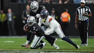 Raiders QB Geno Smith injures shoulder vs. Broncos, replaced by Kenny Pickett