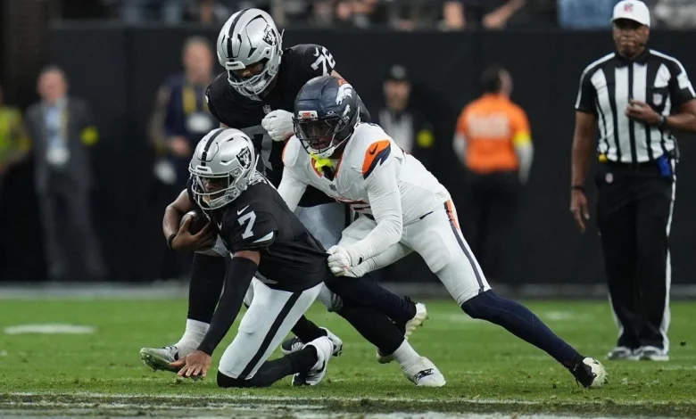 Raiders QB Geno Smith injures shoulder vs. Broncos, replaced by Kenny Pickett