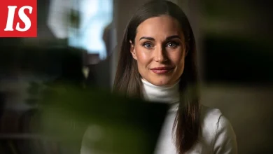 Sanna Marin poseeraa minihameessa Glorian muotikuvissa