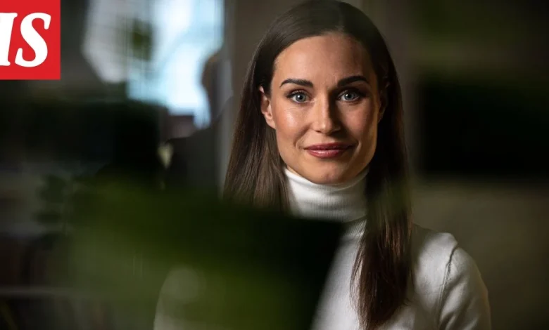 Sanna Marin poseeraa minihameessa Glorian muotikuvissa