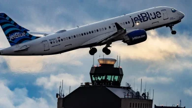 Sen. Duckworth demands Transportation Dept. give $10,000 bonus to all air traffic controllers, FAA technicians