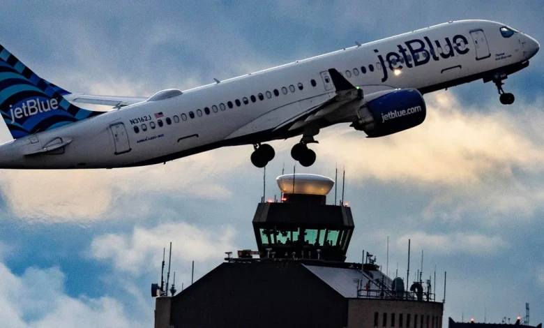 Sen. Duckworth demands Transportation Dept. give $10,000 bonus to all air traffic controllers, FAA technicians