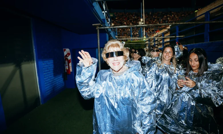 Shakira le cumplió el sueño a una abuela salteña de 79 años y entró caminando con ella a su show en Vélez