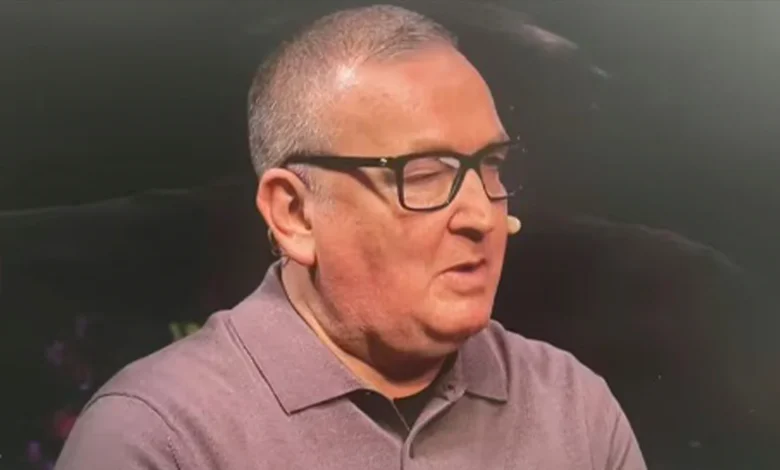 Sky Sports pundit receives text apology from World Darts Champs star live on TV