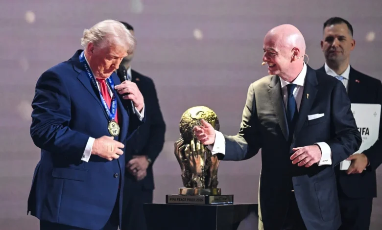 Sob influência de Trump, Fifa cria 'prêmio da paz' e o entrega a presidente dos EUA