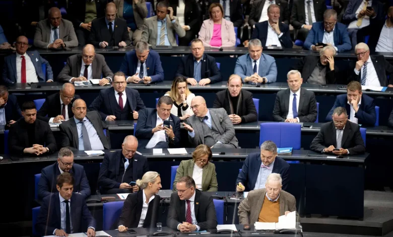 Staatsanwaltschaft Berlin: AfD-Abgeordneter wegen Hitlergruß im Bundestag angeklagt