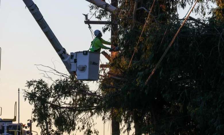 Strong winds wreak havoc on SoCal roads; Highway 118 shut in Moorpark