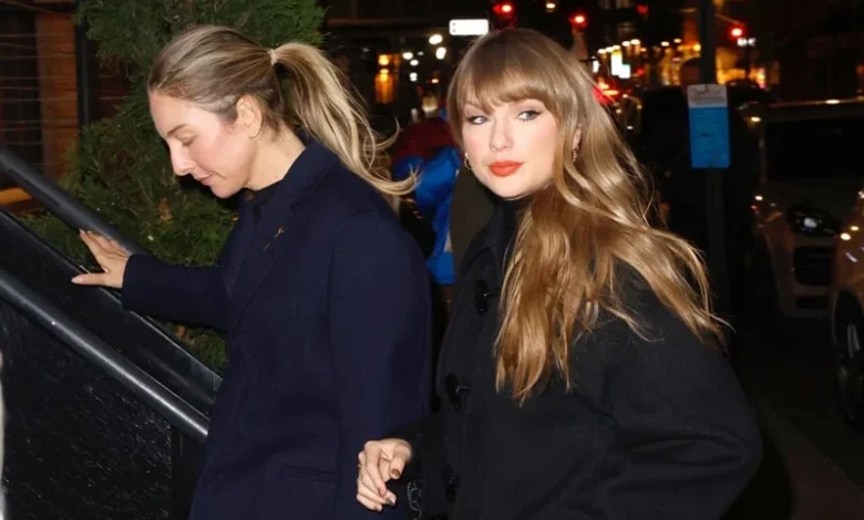Taylor Swift vista en una cena con Este Haim antes del lanzamiento de Disney+