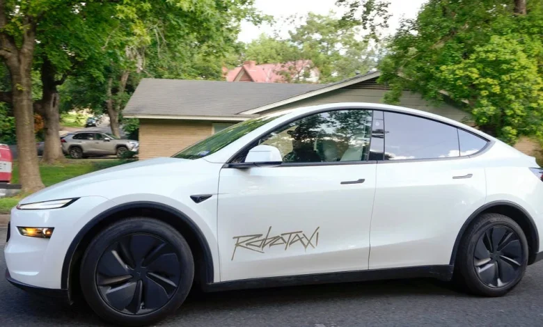 Tesla Recruits Factory Workers, Sales Staff for 'Robotaxi' Service