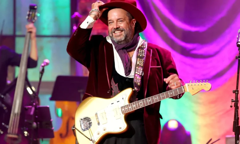 Trisha Yearwood, Chris Isaak Honor Mavericks Star