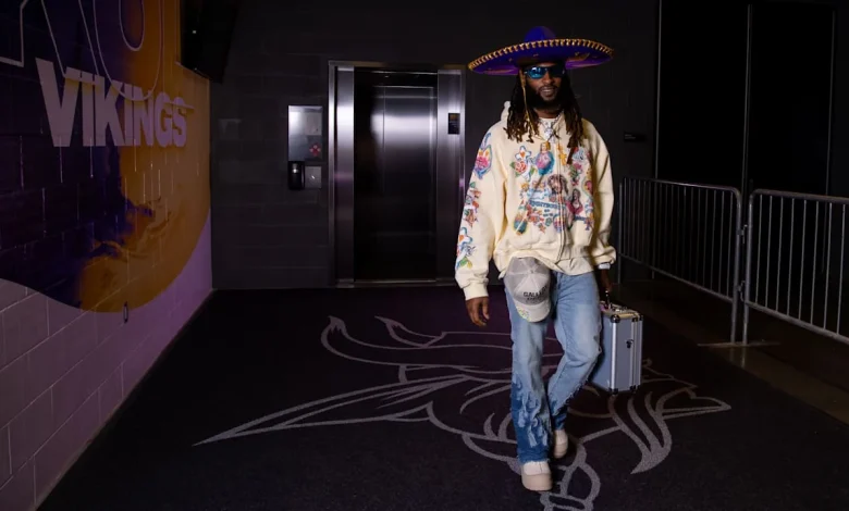 Vikings at Cowboys: Aaron Jones’ Special Reunion & Return to Tradition’s Source