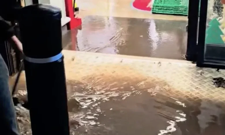 Water gushes into Co-op as staff battle to stop flood
