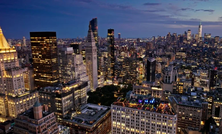 Wealth Advisor Specializing in Financial Freedom on How the Rich Invest