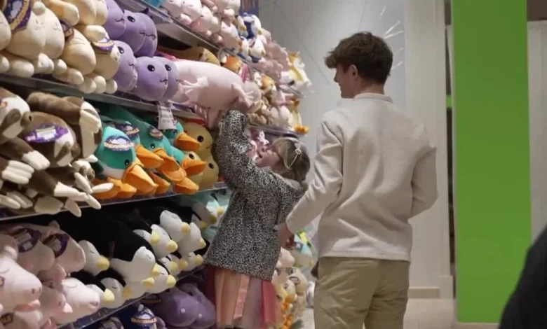 Westroads Mall becomes wonderland at annual shopping spree for visually impaired kids