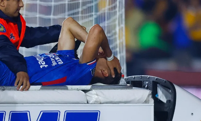 ¿Fuera del Mundial? 'Chiquete' Orozco sufre terrible lesión y sale en camilla del Tigres vs Cruz Azul