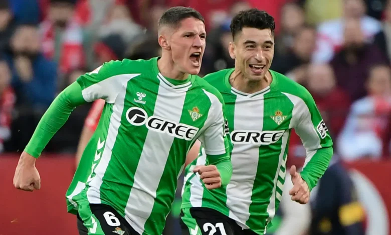 ريال بيتيس يستضيف برشلونة في مواجهة حاسمة بالدوري الإسباني