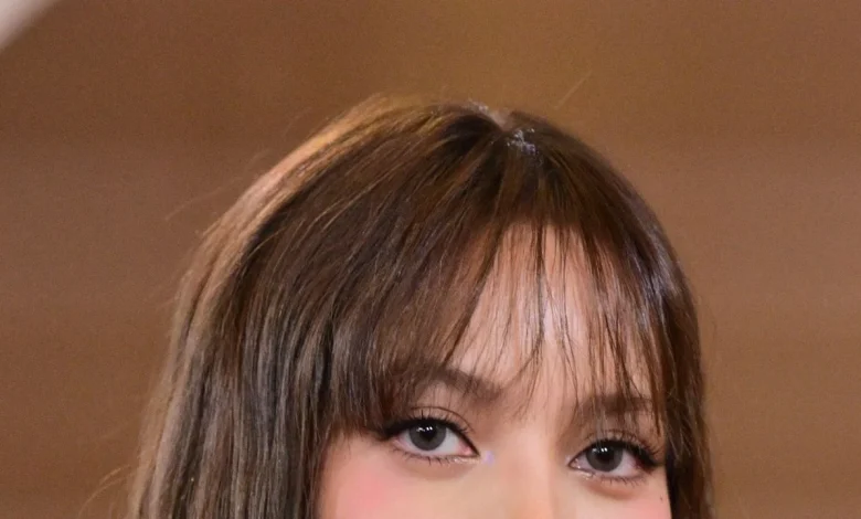 A Newly Brunette Lisa Goes Dark and Edgy for the Golden Globes 2026