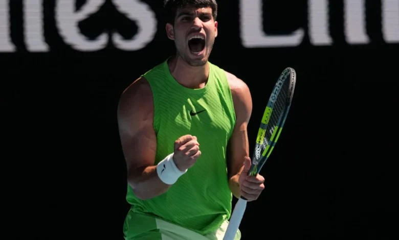 Alcaraz cambia de modelo para lograr billete a la tercera ronda