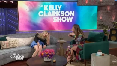 Amanda Seyfried Collapses With Joy After Duetting Her Favorite Song With Kelly Clarkson | Video