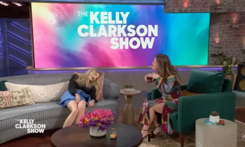 Amanda Seyfried Collapses With Joy After Duetting Her Favorite Song With Kelly Clarkson | Video