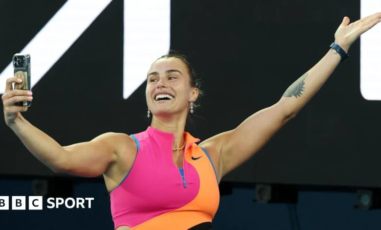 Australian Open 2026 : Aryna Sabalenka beats Rakotomanga Rajaonah in front of Roger Federer and Rod Laver