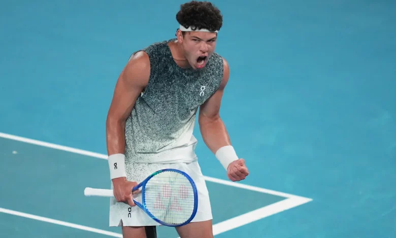 Australian Open 2026: Ben Shelton rallies after slow start, Jannik Sinner, Novak Djokovic and Iga Swiatek advance