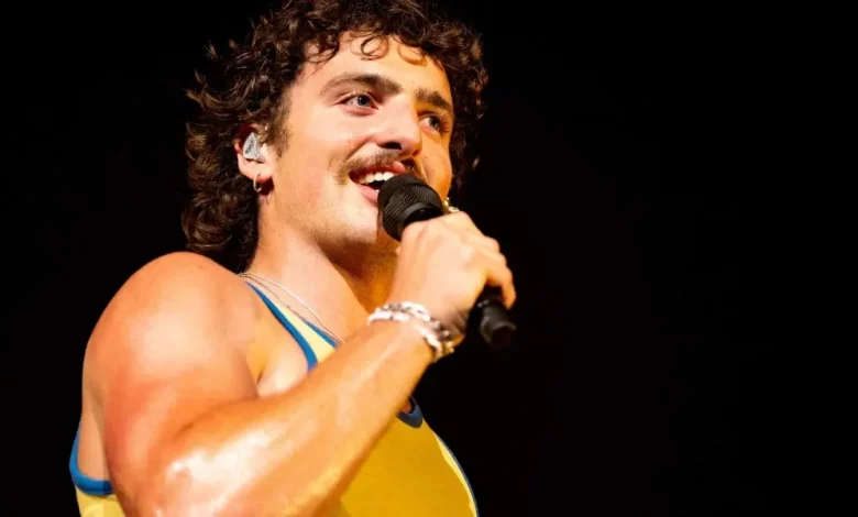 Benson Boone's shirtless gym video has the gays sweating