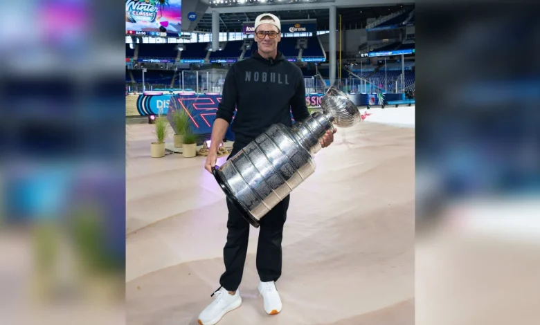 Brady hangs with Stanley Cup before Winter Classic