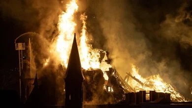 Brand verwoest Vondelkerk in Amsterdam, huizen ontruimd vanwege vonkenregen