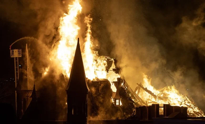 Brand verwoest Vondelkerk in Amsterdam, huizen ontruimd vanwege vonkenregen