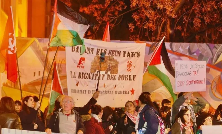 Centenares de personas protestan a las puertas del Roig Arena ante la llegada del Maccabi Tel Aviv