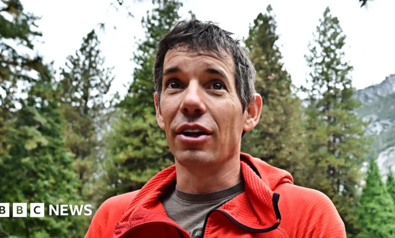 Climber delays rope-free skyscraper ascent over rain