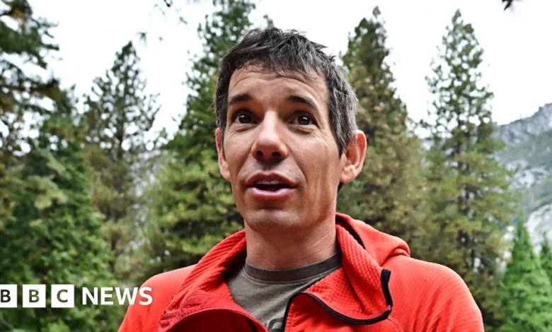 Climber delays rope-free skyscraper ascent over rain