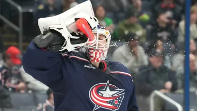 Columbus Blue Jackets' Elvis Merzlikins takes odd in-game water break