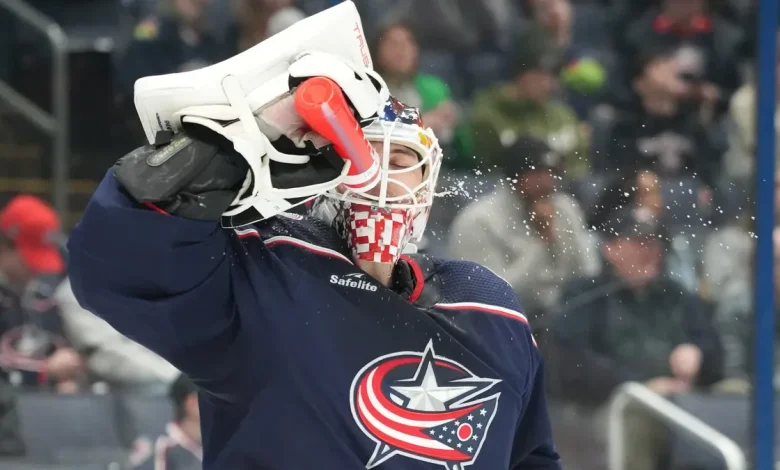 Columbus Blue Jackets' Elvis Merzlikins takes odd in-game water break